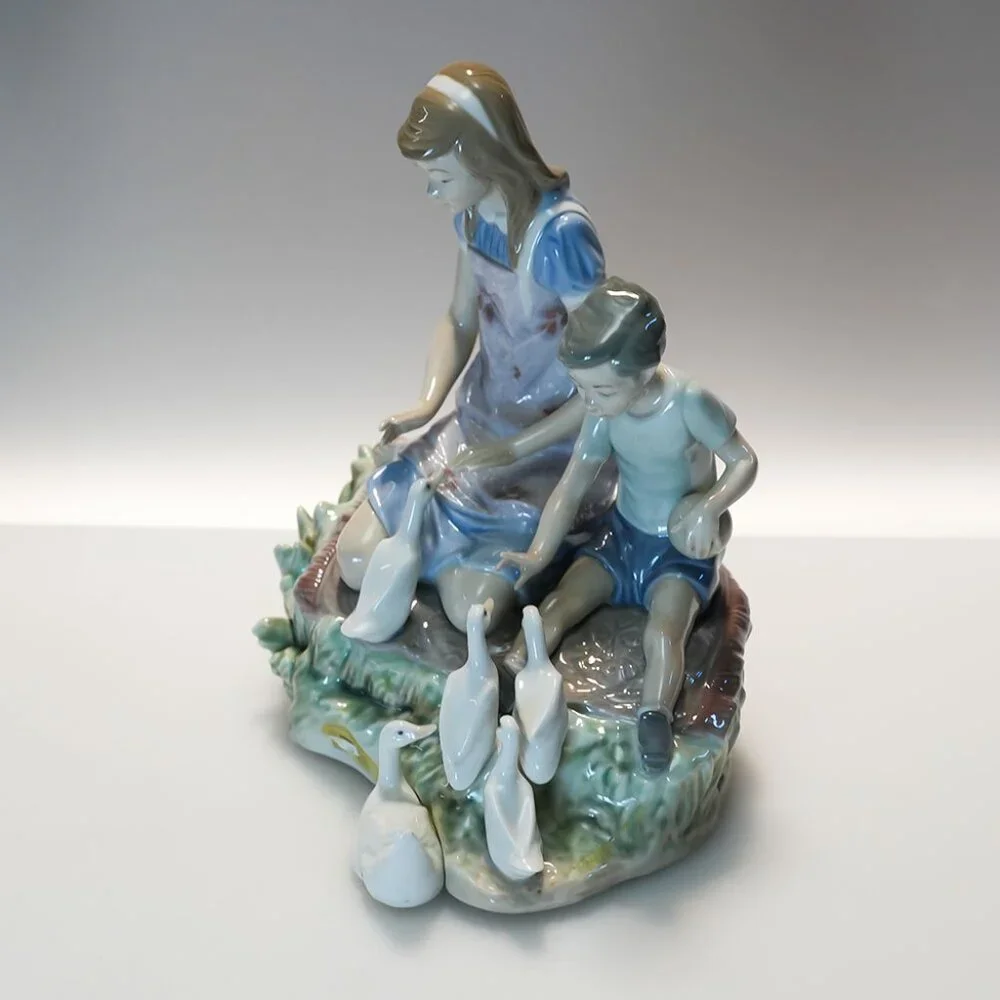 Lladró 5303, Playing with Ducks at Pond - Picture 6 of 7